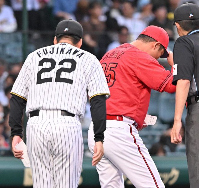 【悲報】広島新井貴浩監督「腹に据えかねるものがあった」阪神・藤川監督との遺恨語る