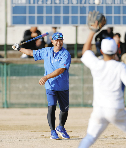 【中日】井上監督、自らバット！若竜に3時間超＆1000本超ノック！！秋季キャンプスタート「僕の方がバテた」