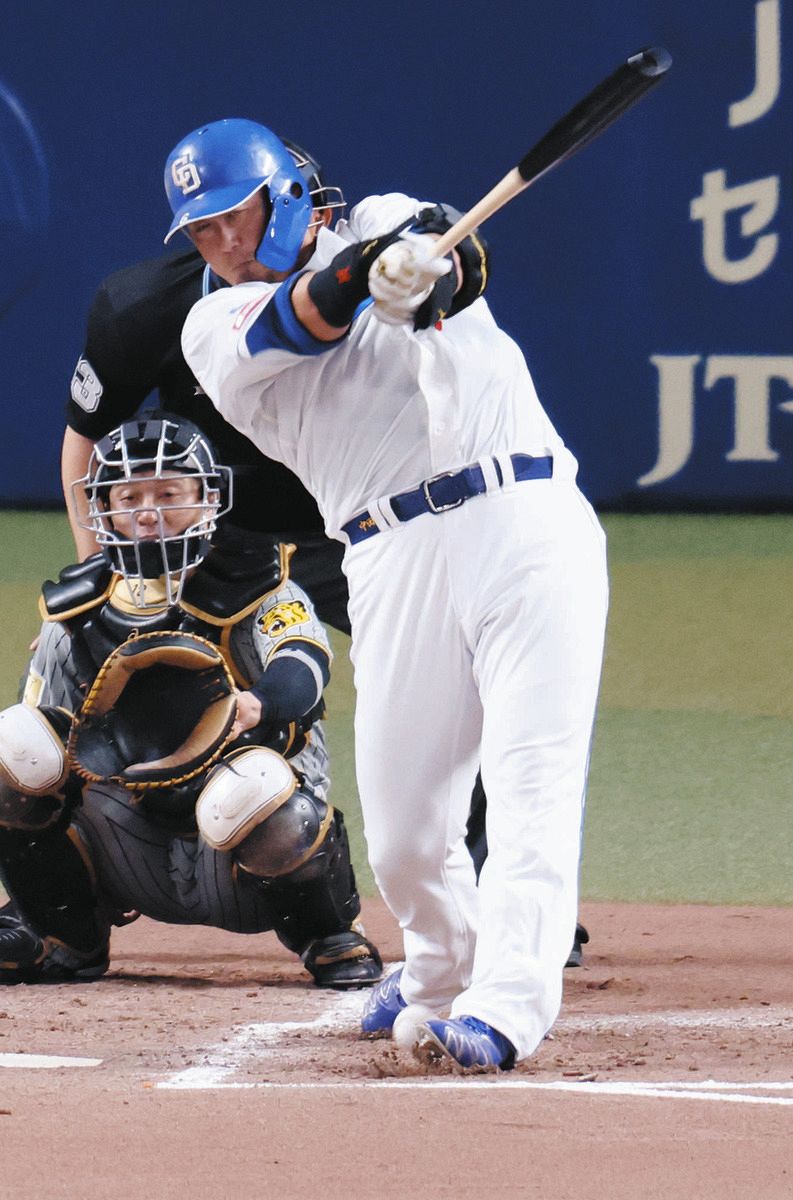 中田翔、自打球で左足首を痛める。守備で痛みを感じるも「打撃には影響なし」