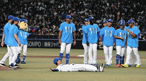 祖父江大輔、ドラゴンズ愛あふれる異色の引退セレモニー！胴上げスルーされ寝そべる！