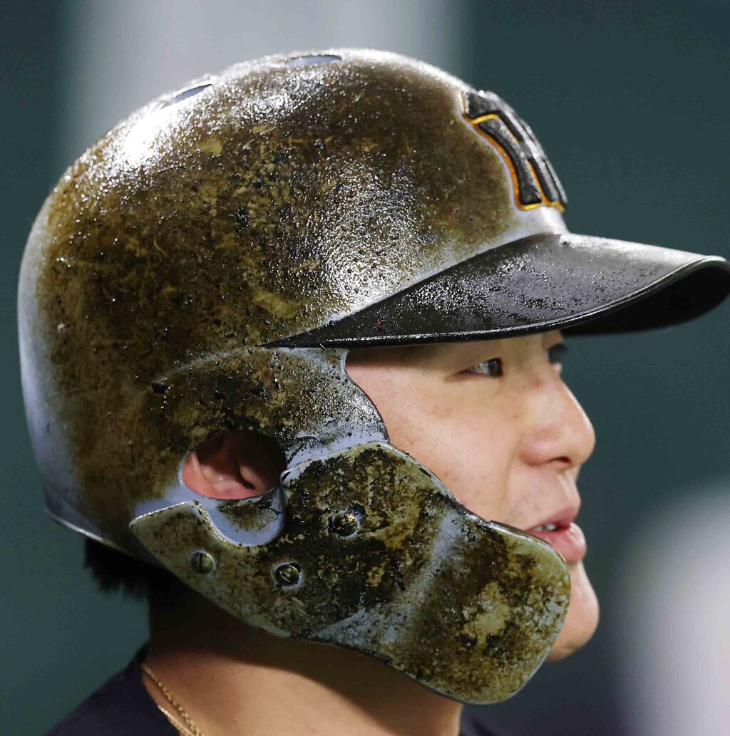 【悲報】阪神前川のヘルメット、なんか汚いwwwwwww