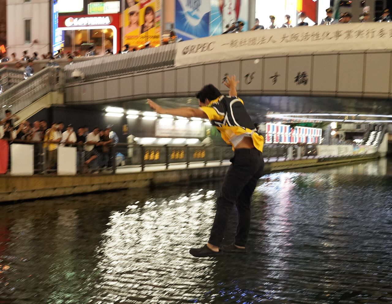 【疑問】阪神以外のファンって応援してるチームが優勝したらどこに飛び込むの？