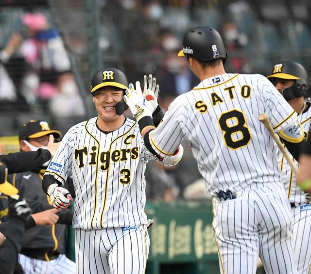 阪神 岡田監督「佐藤輝明が復調？どこがやねん。打率.203やぞ。ああ、大山は打率.199だからな」