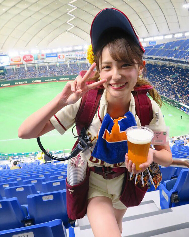 【悲報】ビールの売り子さん「1杯（900円）売ると33円貰えます」
