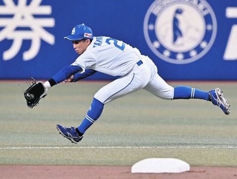 【忍者 】田中幹也が魅せた！一、二塁間を抜けそうな打球を猛ダッシュ捕球→ローリング送球でアウト！！