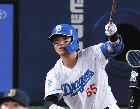 中日・佐藤龍世、追い上げムードつくる移籍後初安打！！