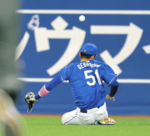 悔やむ上林誠知、照明が目に入りキャッチできずも体を張って逆転許さず！