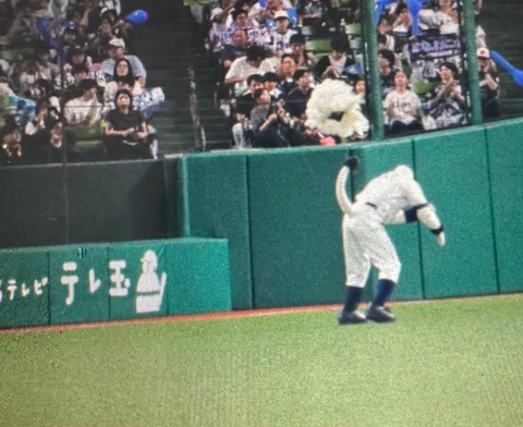 【悲報】西武マスコット・レオの頭部が取れるｗｗｗｗ