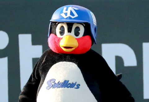 【朗報】つば九郎が来季から復帰！！ファン感で池山監督が報告