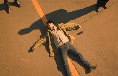 倒れて絶命する