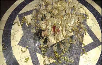 シャンデリアの下敷きなつて死んだいずみ