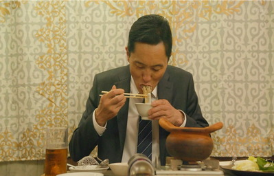 辛ダレを入れた鍋の野菜を食べる