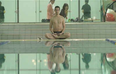 プールで瞑想する松本