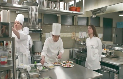 32駄目よ、お洋服、まだ乾いてないもん