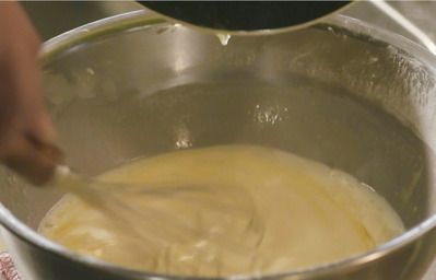 44最後に溶かしバターを入れ、よく混ぜる