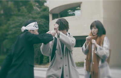 直輝が素手でナイフを受け止めていた