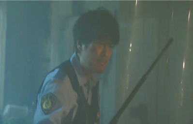 11警棒を出す彰吾