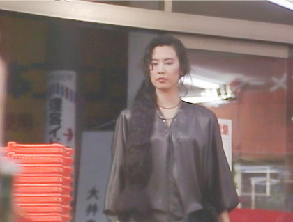 中山絹代が来店する