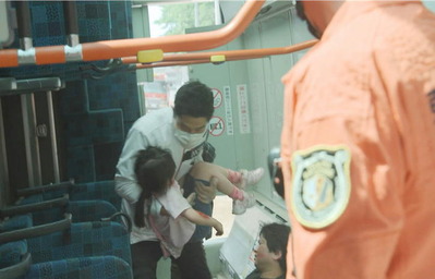 外のストレッチャーにお願いします