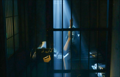 足を上げて看守を誘惑する美羽