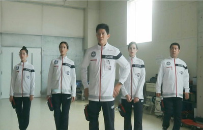 医療カーを見るメンバーたち