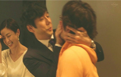 ケンジの口を塞ぐシロさん