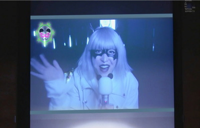 会見中、失礼しまーす！