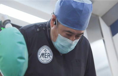 喜多見に頭を下げる冬木