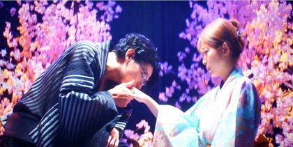 ユリの手キスをする