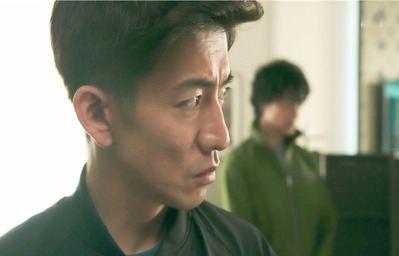 道岡を睨む島崎