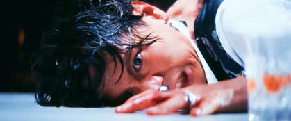 押さえつけられる