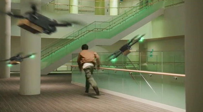 ドローンが追ってくる