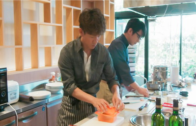 相沢とワインのおつまみ作りをする尾花