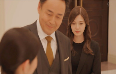 披露宴の説明を受ける里見先生の父親