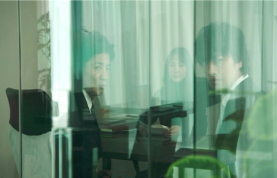 恵麻を見ている