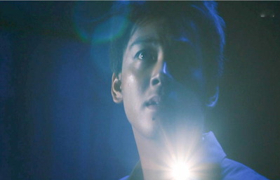 瓦礫の山に呆然とする響