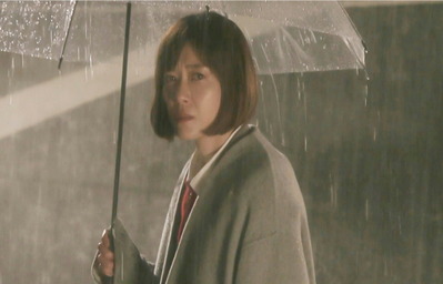 カーテンの隙間から松尾が見ているのに気づく由紀