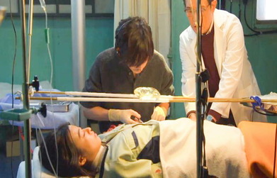 縫合している藤木