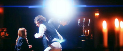 ナイフが夜桜に刺さる