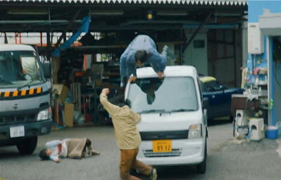 ゾンビを振り払おうと発進