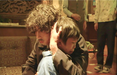 泣く克喜を抱きしめる清春