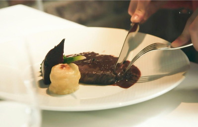 自分で肉を切る