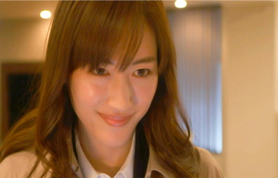 ほくそえむ姿が彩子の日高