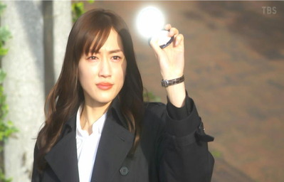 手鏡を照らす中身が日高の彩子