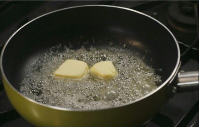 42バター50gをフライパンで溶かして