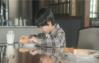 一人で朝食を摂るレン