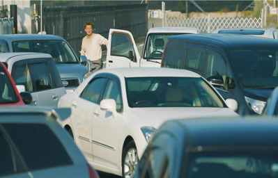 道は停車した車で一杯だった・・