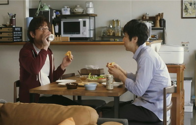 ビール呑みながら食べるケンジとシロさん