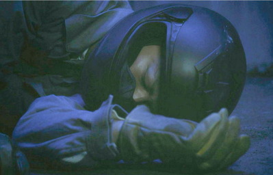 意識を失っている響