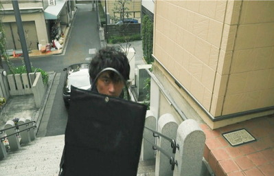 盾を持って向かう高梨